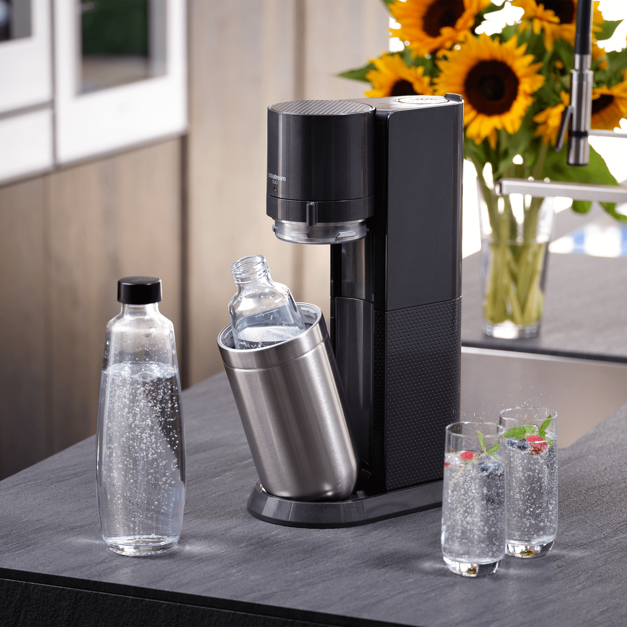 Machine à Eau Pétillante SodaStream Duo - Avec 2 Bouteilles (verre + Plastique) Et Cartouche CO2 - Style Rétro, Gazéification Manuelle - 3